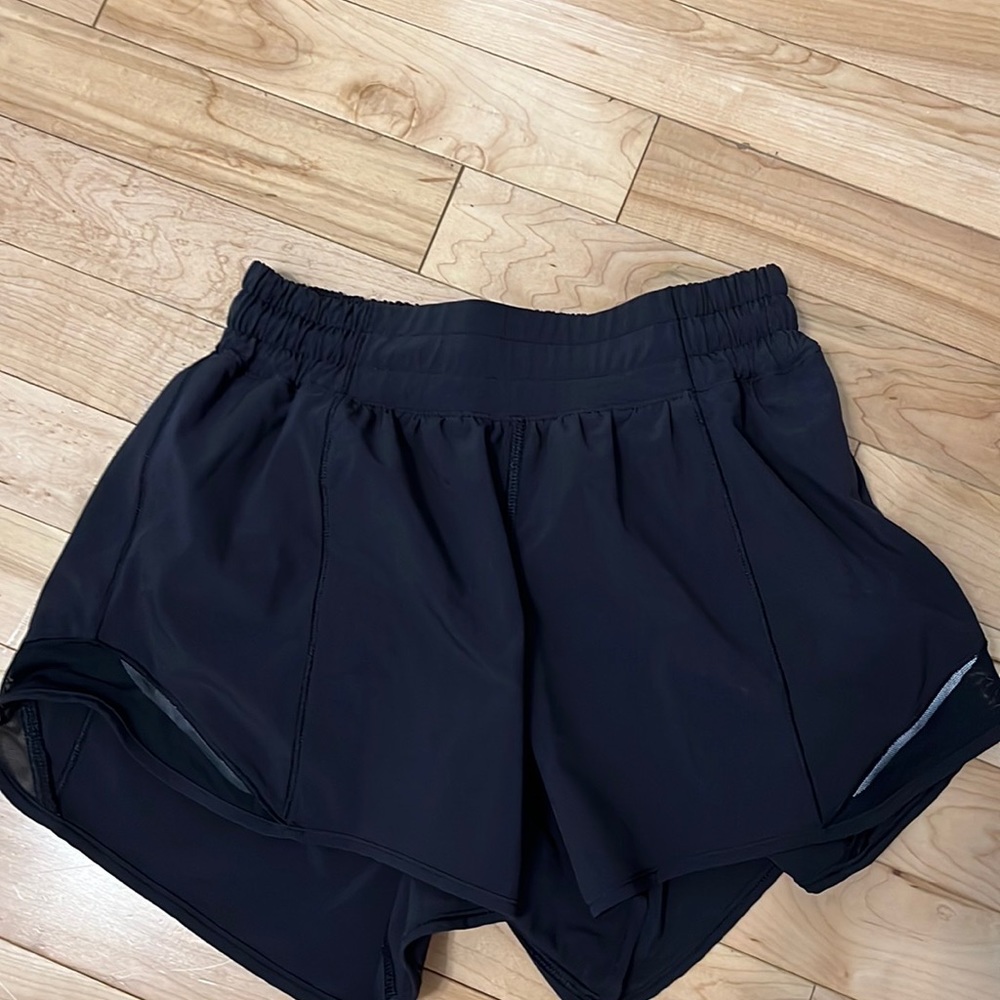 black lululemon hotty hot shorts, size 2, 4”